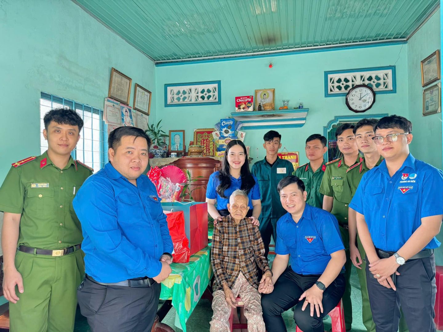 Có thể là hình ảnh về 7 người và văn bản