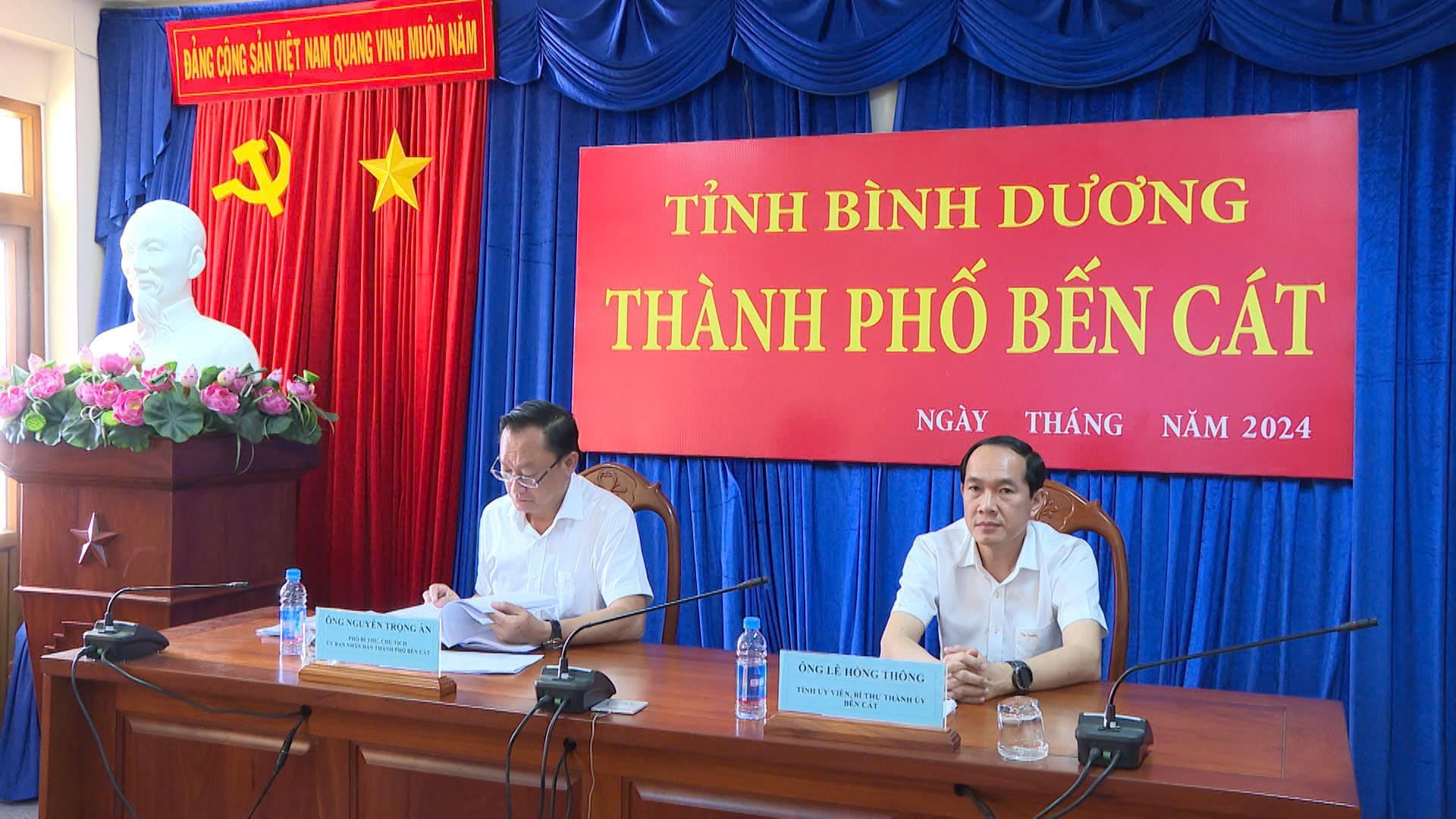 Có thể là hình ảnh về 2 người và văn bản