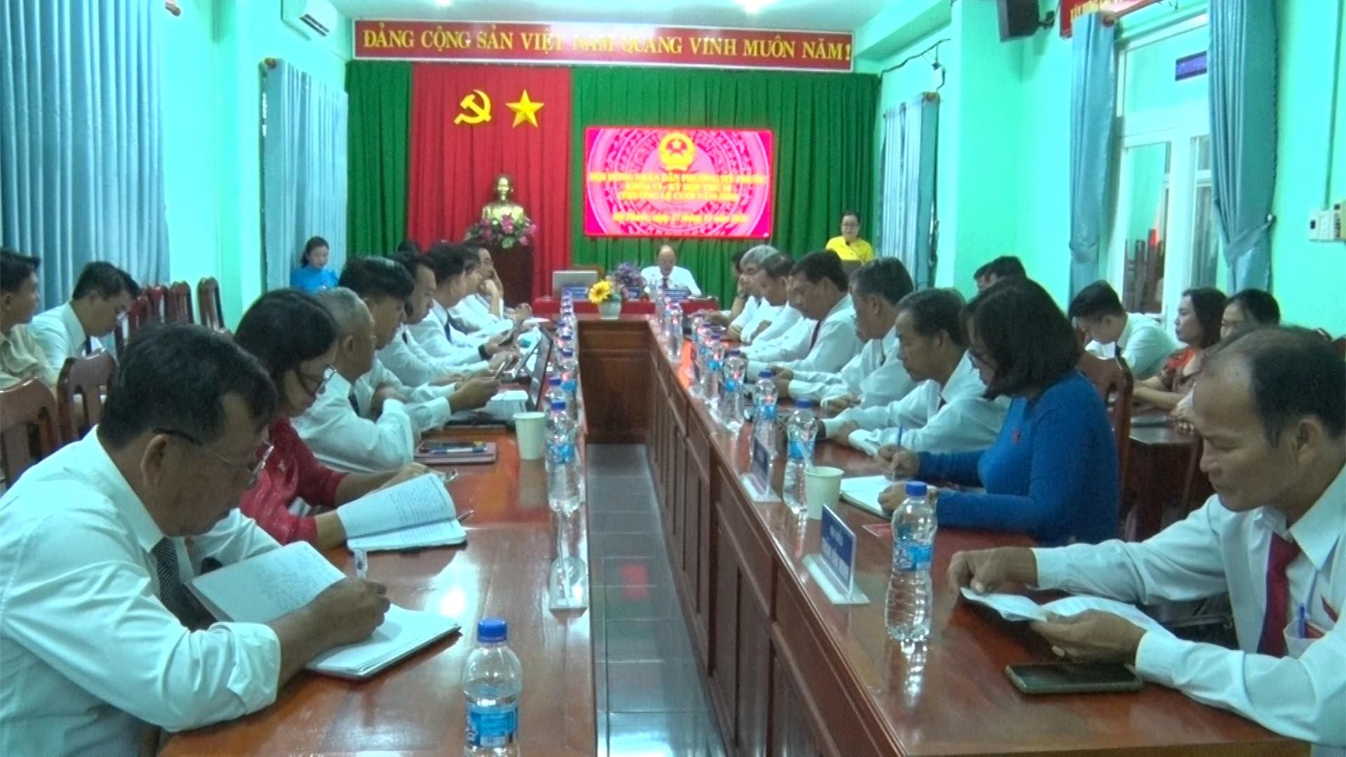 Có thể là hình ảnh về 10 người và văn bản