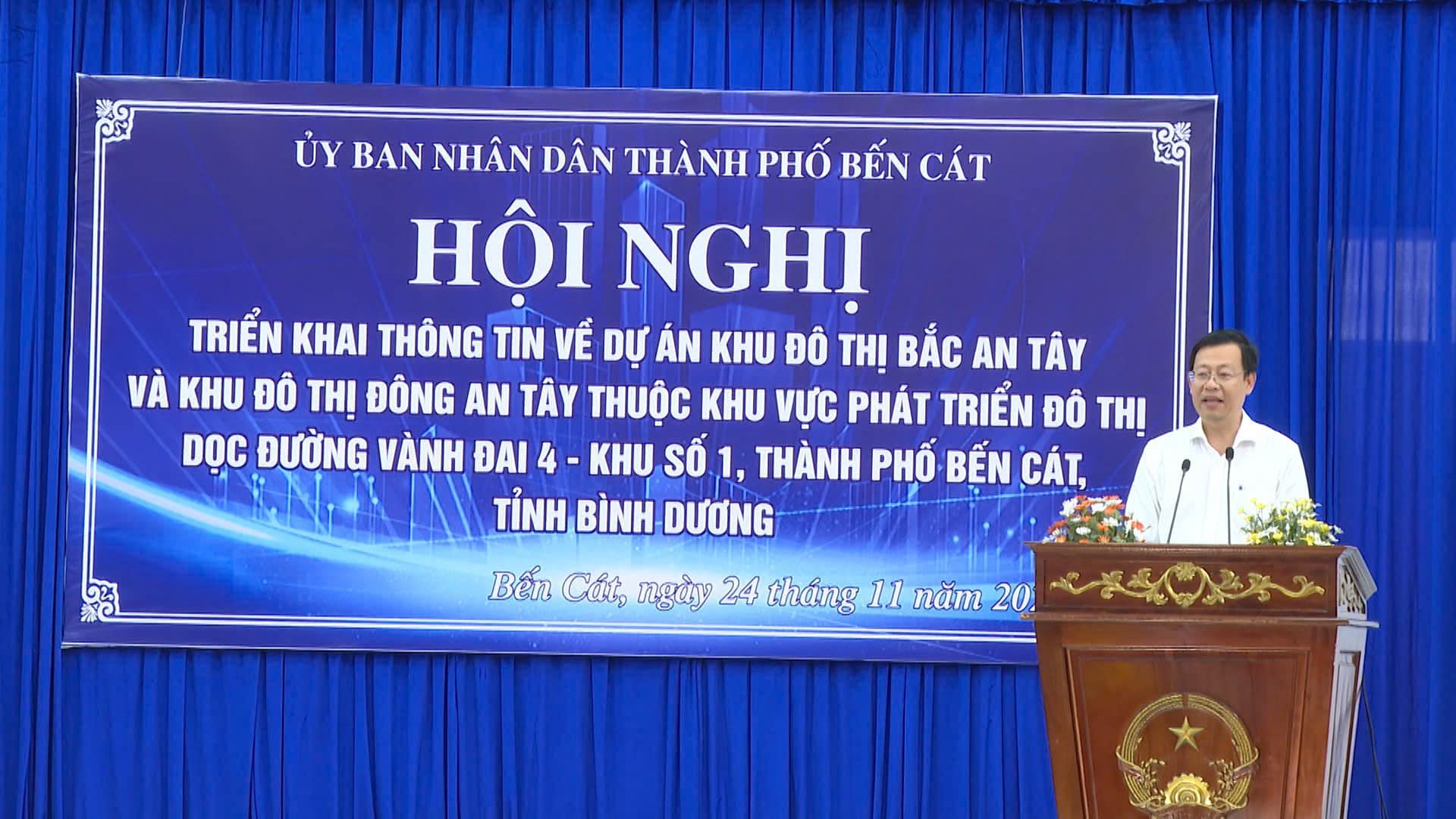 Có thể là hình ảnh về 1 người, cái bục và văn bản cho biết '美 ỦY BAN NHÂN DÂN THÀNH PHỐ BẾN CÁT HÔI NGHI TRIỂN KHI THÔNG TIN VẾ DỰ ÁN KHU ĐÔ THỊ BẮC AN TÂY VÀ KHU ĐÔ THỊ ĐÔNG AN TÂY THUỘC KHU VỰC PHÁT TRIỂN ĐÔ THỊ DỌC ĐƯỞNG VÀNH ĐAI 4- KHU SỐ 1, THÀNH PHỐ BẾN CÁT, TÍNH BÌNH DƯƠNG Bến Cát, ngày 24 tháng 11 năm 20.'