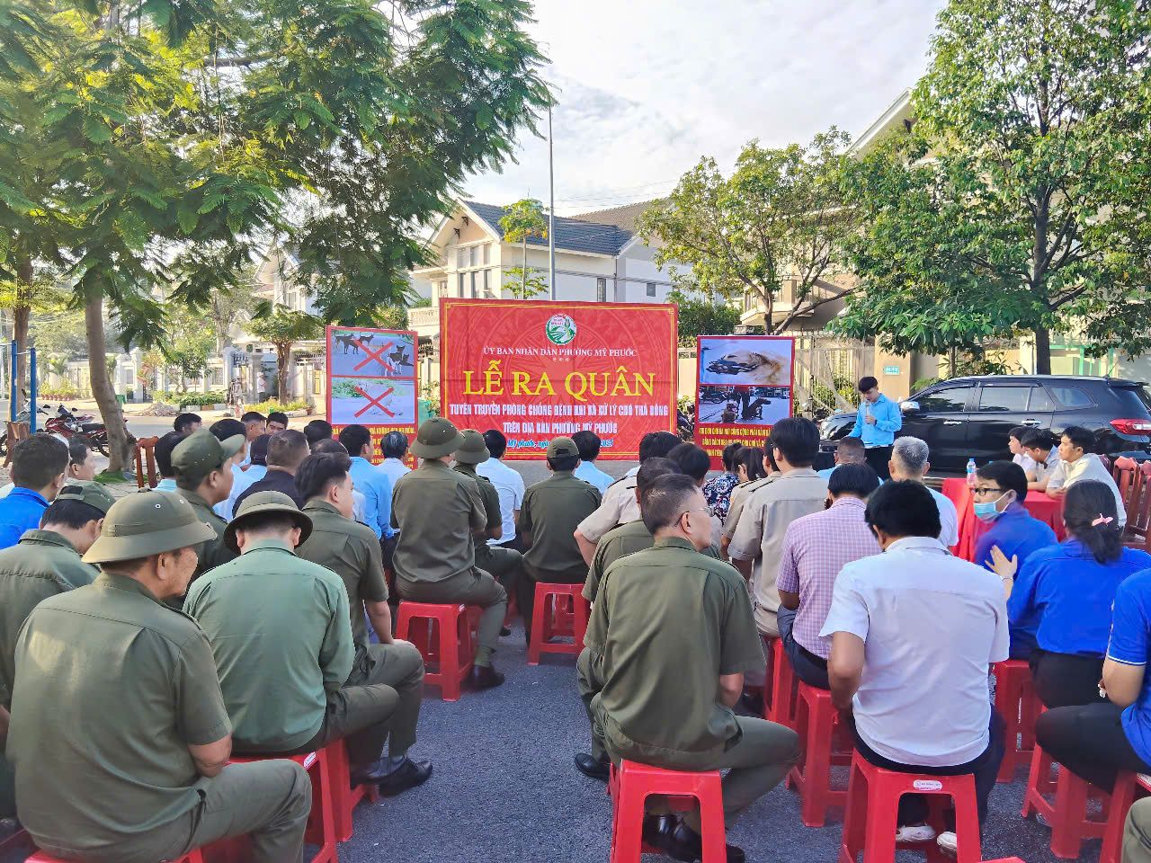 Có thể là hình ảnh về 7 người và văn bản