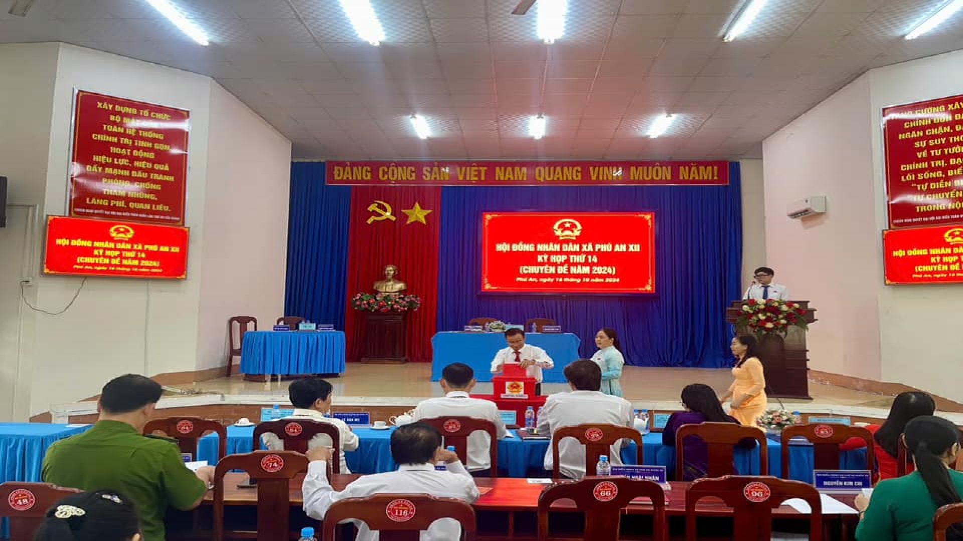 Có thể là hình ảnh về 11 người, cái bục và văn bản