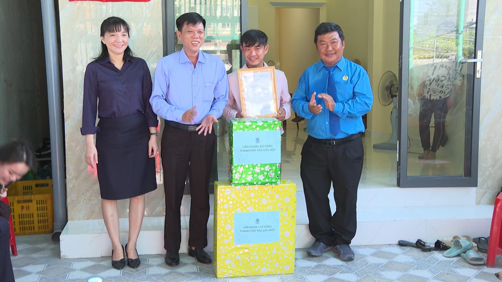 Có thể là hình ảnh về 6 người và văn bản