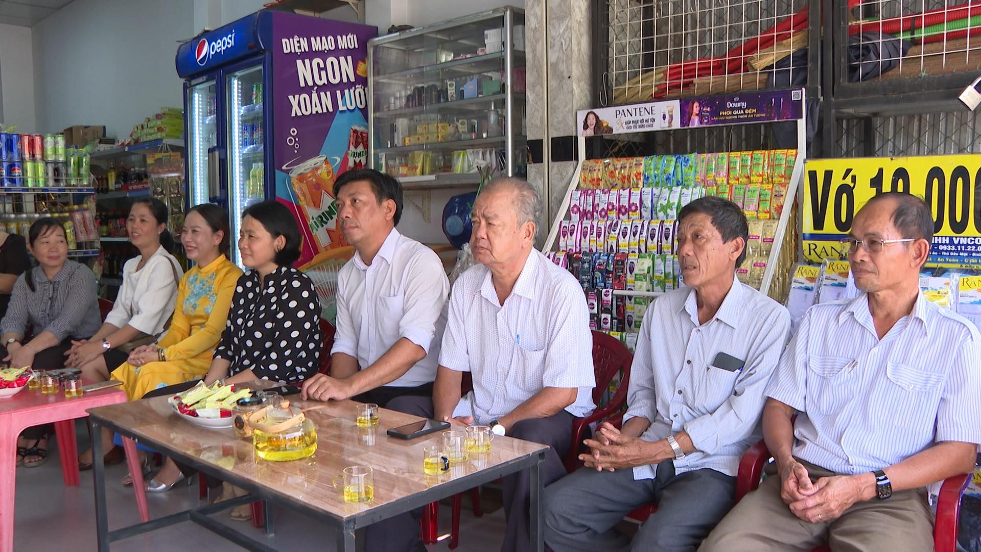 Có thể là hình ảnh về 7 người và văn bản