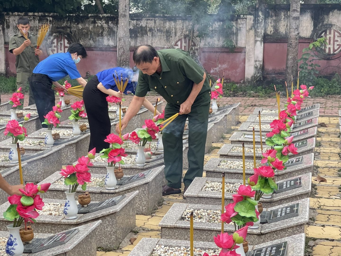 Có thể là hình ảnh về 4 người