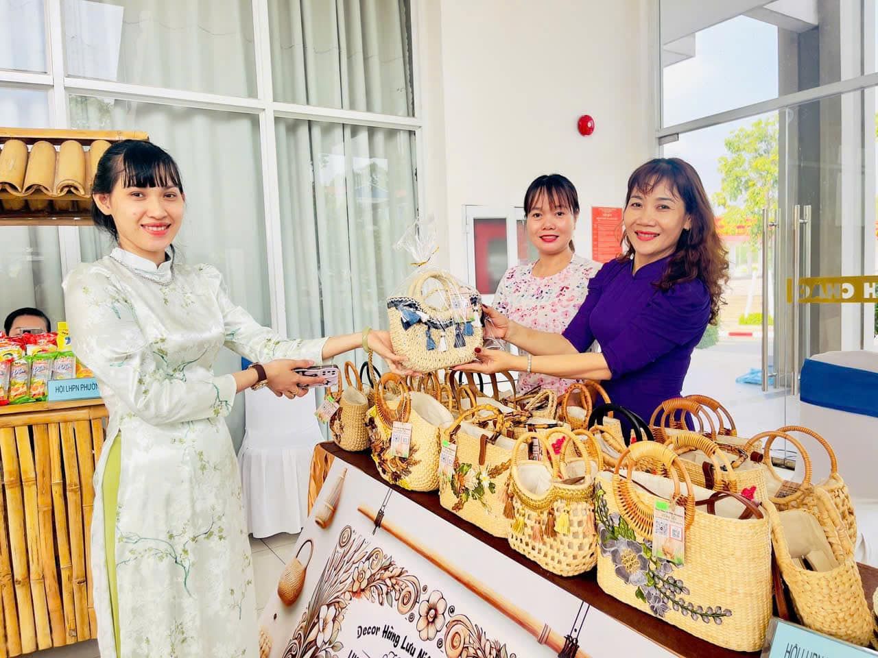 Có thể là hình ảnh về 3 người, bánh mỳ Pháp và văn bản
