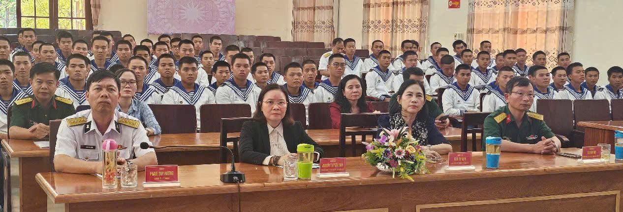 Có thể là hình ảnh về 1 người, đang học và văn bản