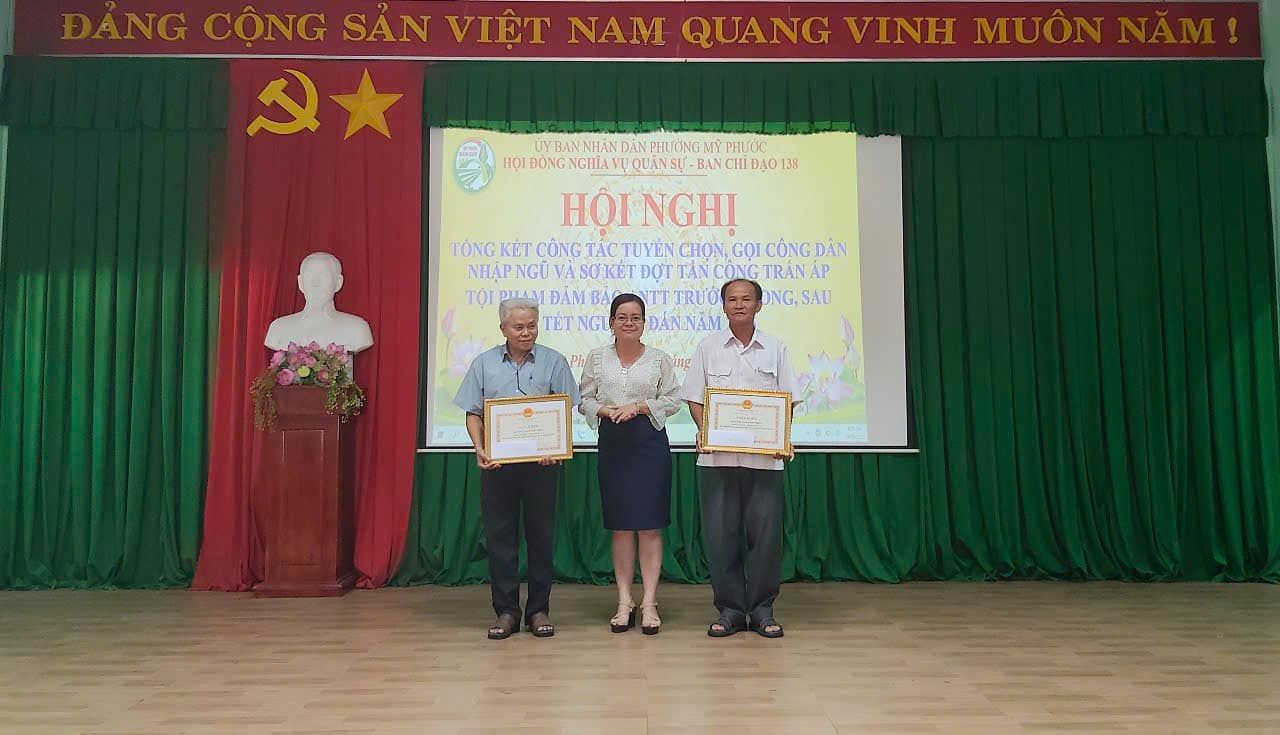 Có thể là hình ảnh về 3 người và văn bản cho biết 'ĐANG CỘNG SAN VIỆT NAM QUANG 八 ん MUÔN MUÔNNĂM! NĂM! uO FHOLBONG.NCIANIOQLASI-BAYCEDIOTS 1OLDONGNGHEAN HAN CHI-DAO138 HỘINGHỊ HỘI TÔNGKET KeT CONGT TẮC ΤυΈΝ CHON GỌI CÔNG DAN NILẬP NGUA SOKET ĐỌT TÂN CÔNG TRAN AP TỘI pTy ĐÀM TRƯỞ NG. SAI TETNGL TẾT NGL DANNAM'