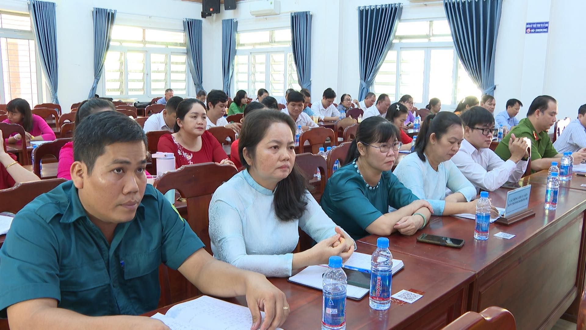 Có thể là hình ảnh về 5 người, mọi người đang học và văn bản