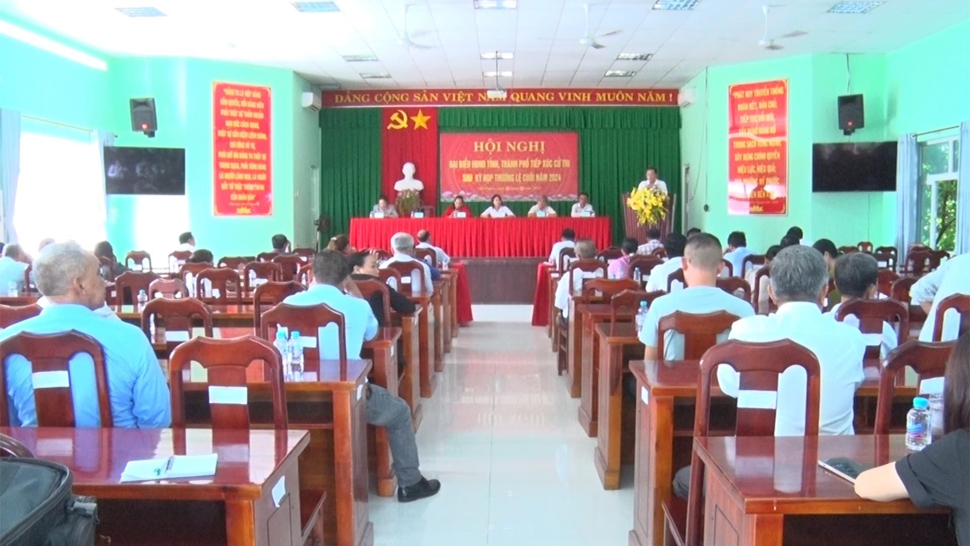 Có thể là hình ảnh về 7 người và văn bản