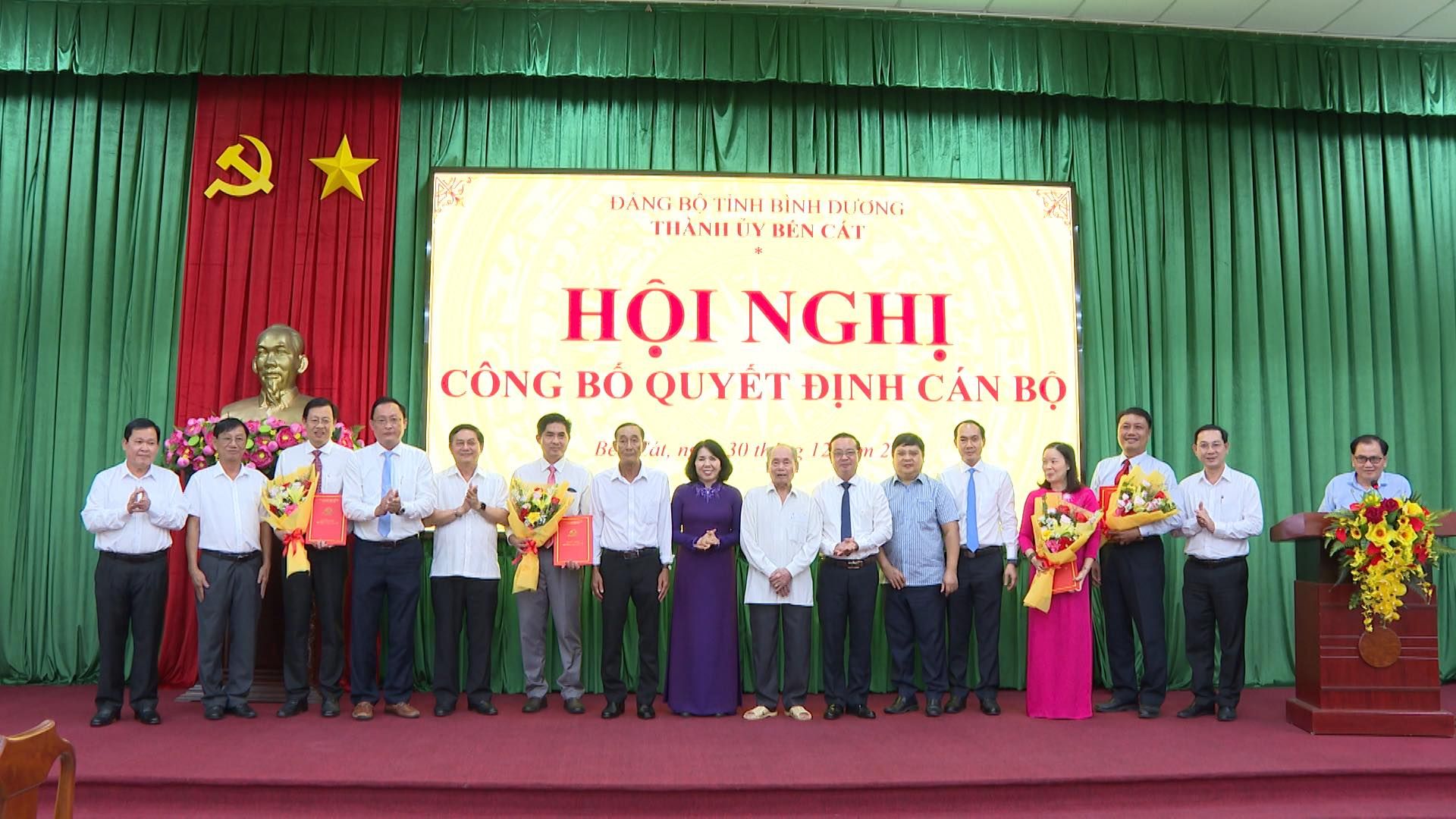 Có thể là hình ảnh về 16 người và văn bản