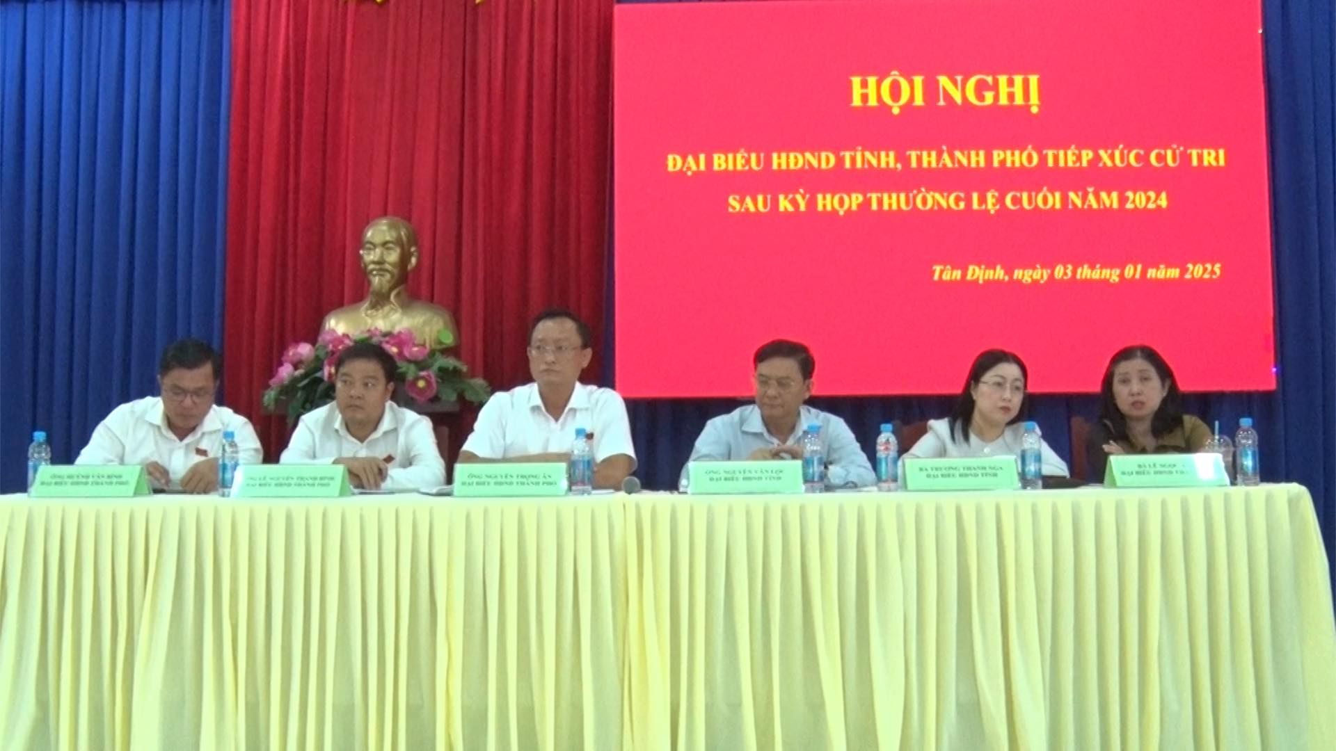 Có thể là hình ảnh về 7 người, cái bục và văn bản