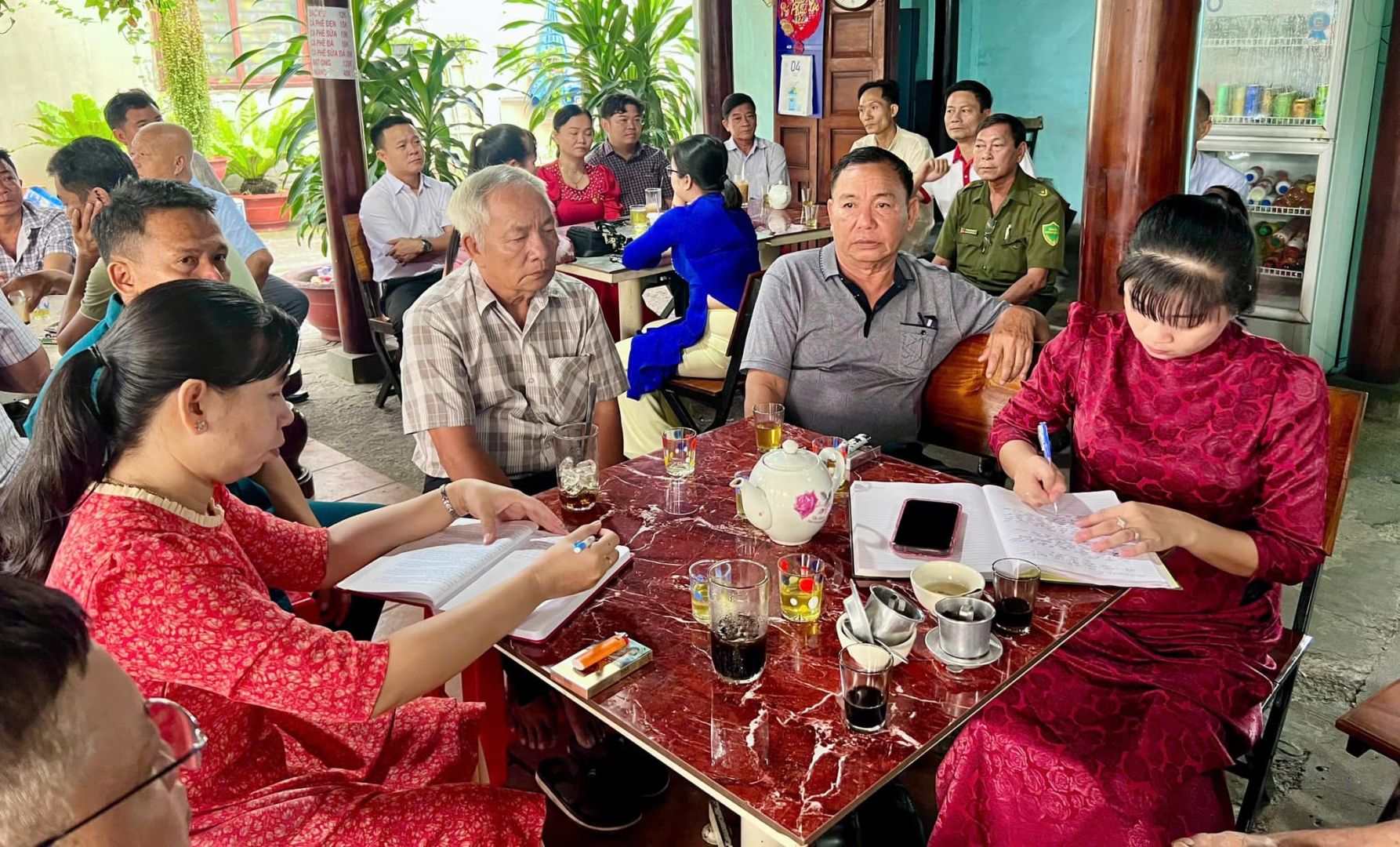 Có thể là hình ảnh về 11 người
