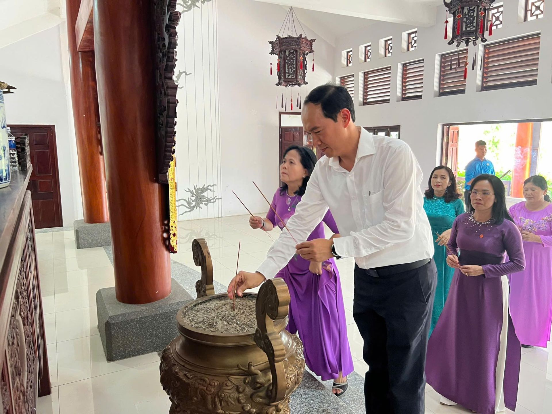 Có thể là hình ảnh về 4 người, đền thờ và cái bục