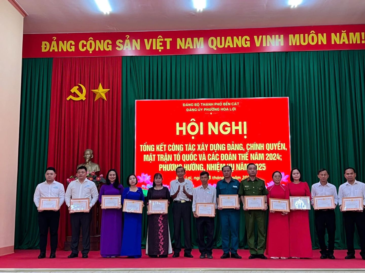 Có thể là hình ảnh về 14 người và văn bản cho biết 'ĐẢNG CỘNG SẢN VIỆT NAM QUANG VINH MUÔN NĂM! 山 ん THANH PHO BEN PHƯƠNG CAT DANG ĐANG HỘI NGHỊ TỔNG KέT CONG TAC XÂY DƯNG ĐÁNG, CHỈNH QUYÉN, MẶT TRẬN TỎ QUỐC VA CAC ĐOẢN THE NÂM 2024; PHƯƠNG HƯỞNG, NHIỆN มู NAI 125 thang nàm 20° ai, ngi'