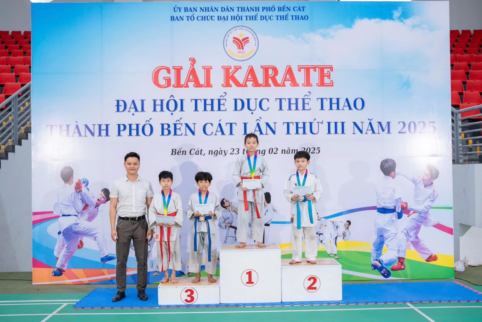 Có thể là hình ảnh về 8 người và văn bản cho biết 'ỦY BAN NHÂN DÂN THÀNH ΡHό BÉN CÁT BAN TỔ CHỨC ĐẠI HỘI THẾ DỤC rHE THAO GIẢI KARATE ĐẠI HỘI THỂ DỤC THỂ THAO THÀNH PHỐ BẾN CÁT LẦN THỨ III NĂM 2025 Bến Cát, ngày 23 ng 02 năm-2025 1 3 2'