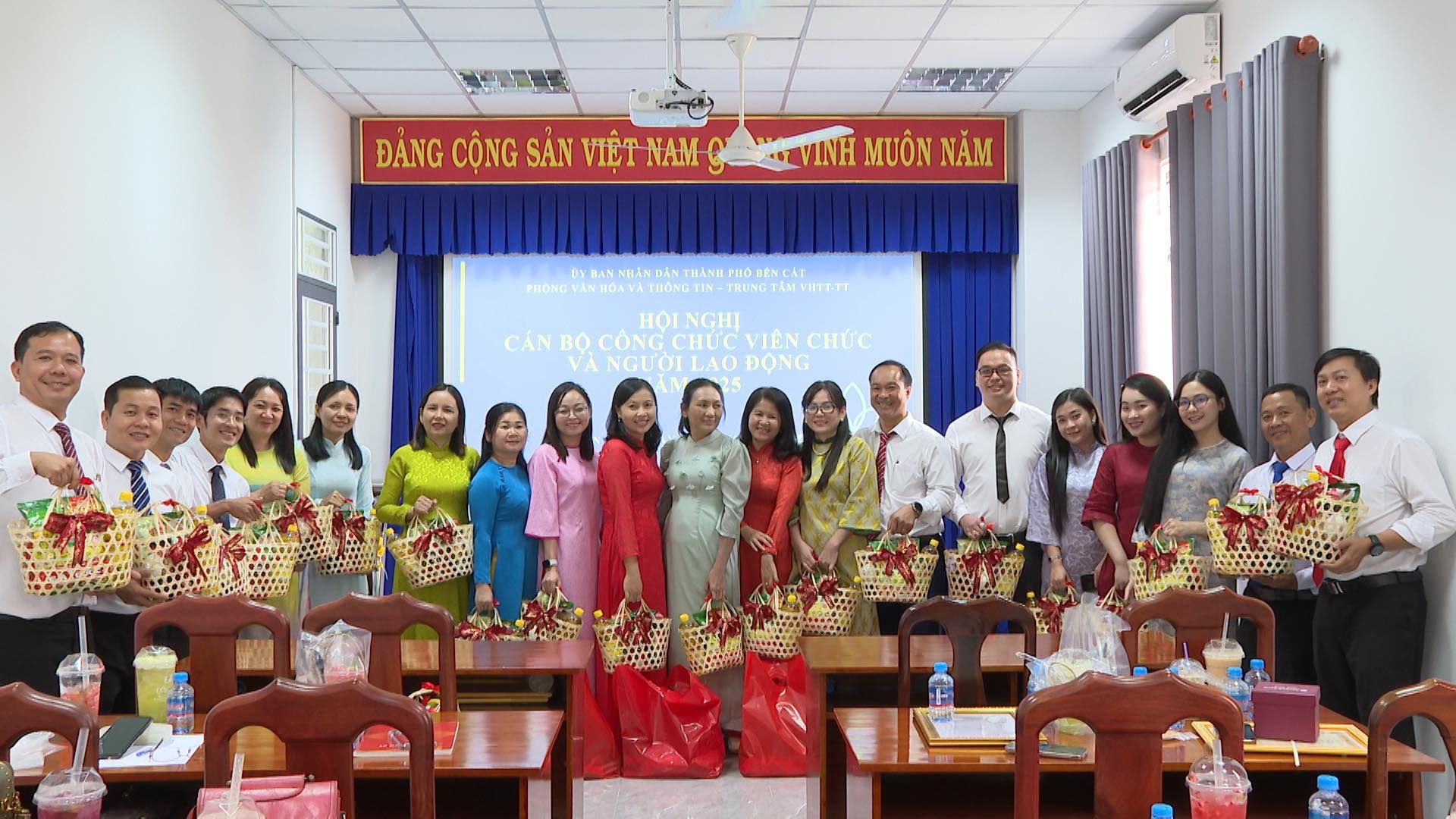 Có thể là hình ảnh về 16 người, cái bục và văn bản