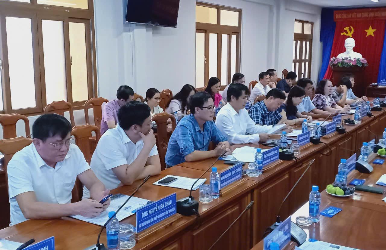 Có thể là hình ảnh về 8 người và văn bản