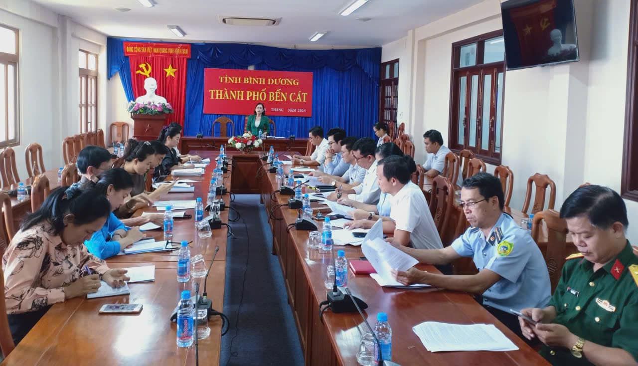 Có thể là hình ảnh về 6 người và văn bản