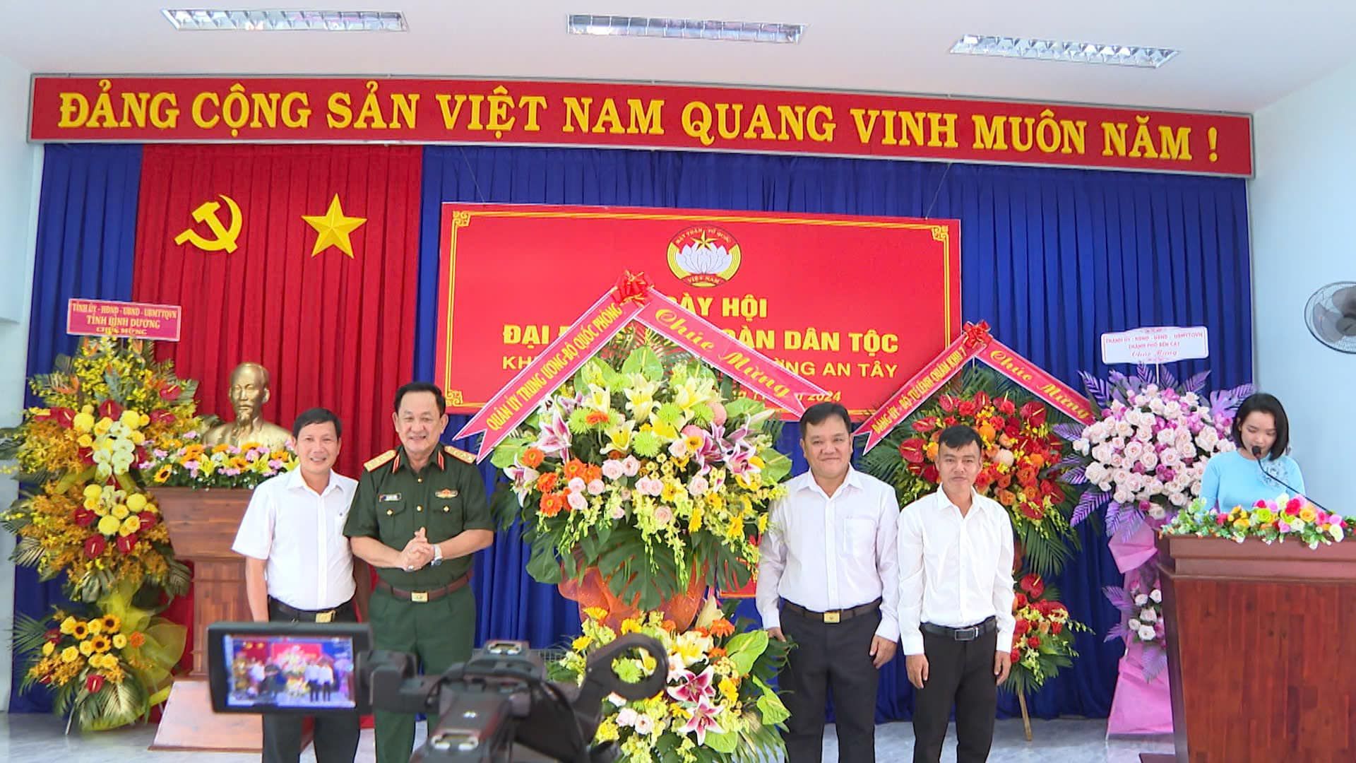 Có thể là hình ảnh về 6 người và văn bản