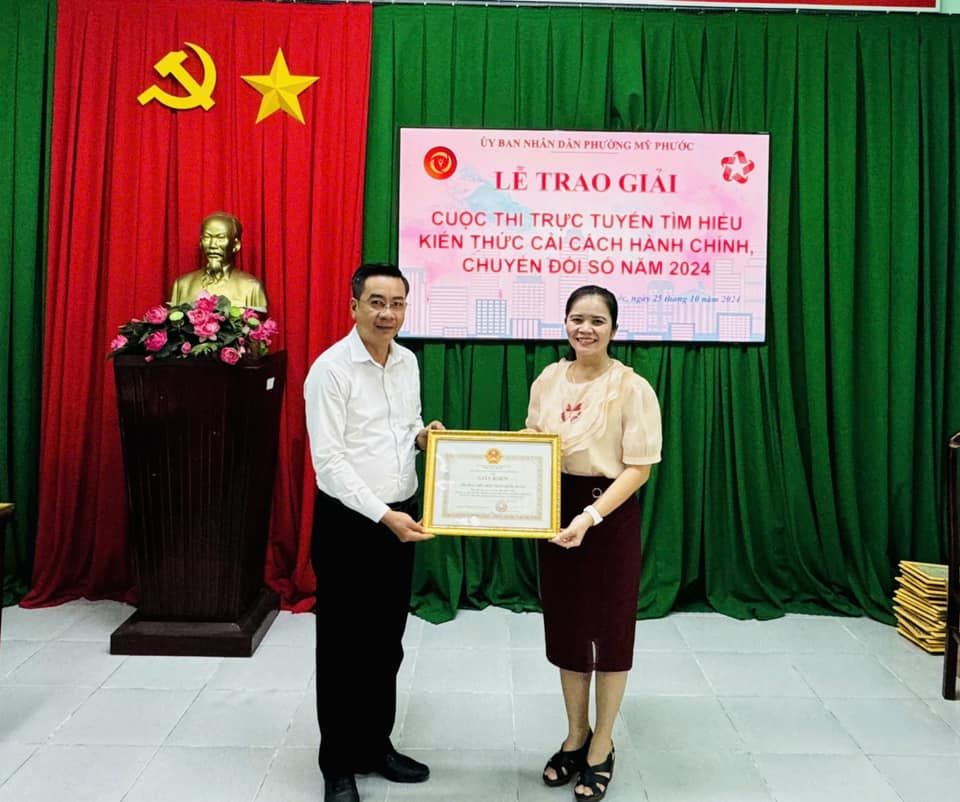 Có thể là hình ảnh về 2 người và văn bản