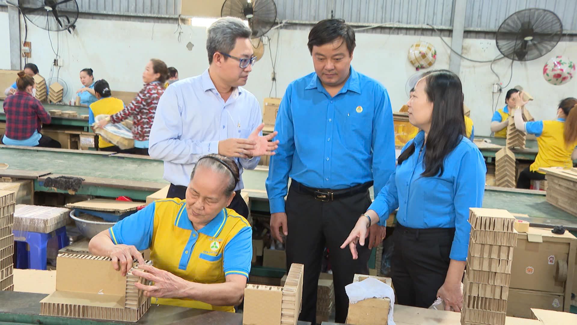 C&oacute; thể l&agrave; h&igrave;nh ảnh về 9 người v&agrave; b&atilde;i để gỗ