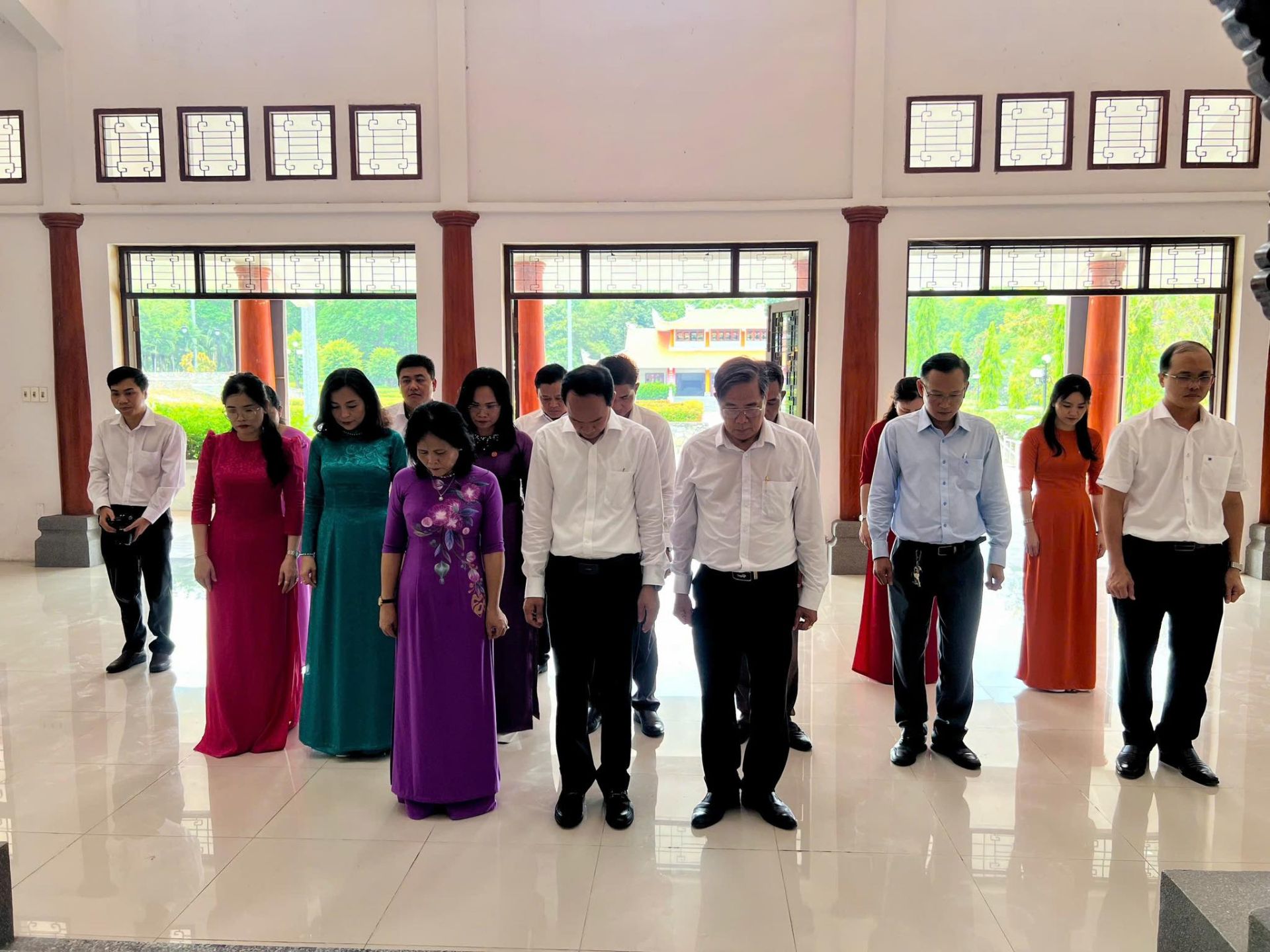 Có thể là hình ảnh về 11 người, kèn clarinet, sáo và đàn violin