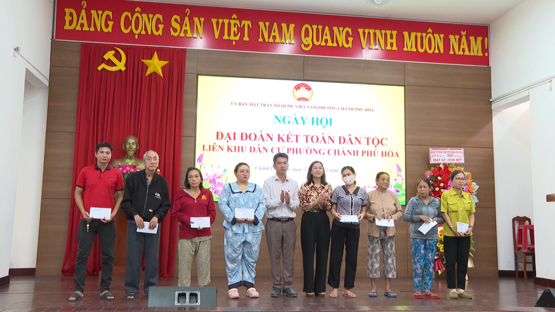 Có thể là hình ảnh về 10 người, cái bục và văn bản