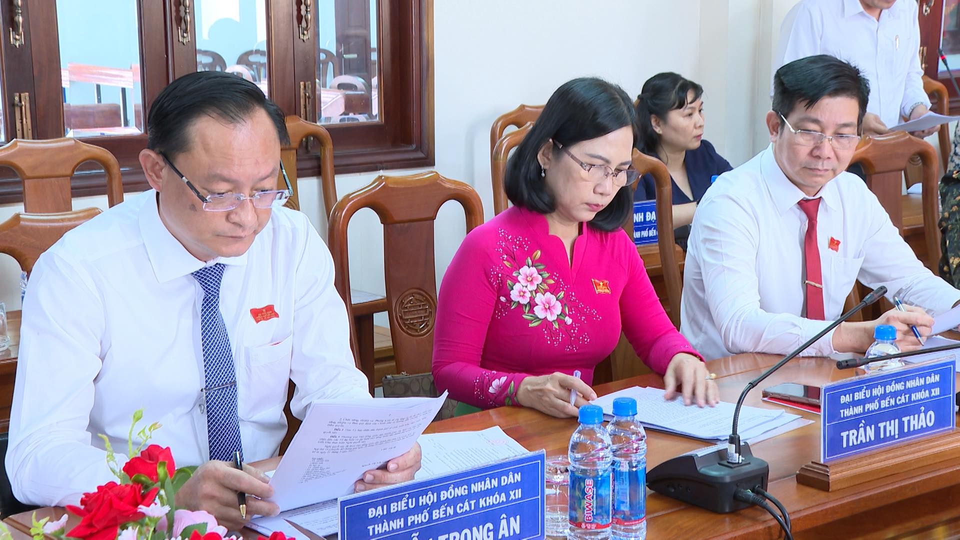 Có thể là hình ảnh về 3 người, cái bục và văn bản cho biết 'NHĐ ĐA M 編所白 NHÂN ĐÂN ĐAI SIÊUHỘ ĐONG THÀNH PH6 ÉNCIT KHOA XII 제 TRẦN THI THẢO NHÂN KHÓA XII DẦN ĐẠI BIỂU HỘI ĐỒNG CẤT THÀNH 성 PH6 BẾN PRONGÂN 00NG ÂN'