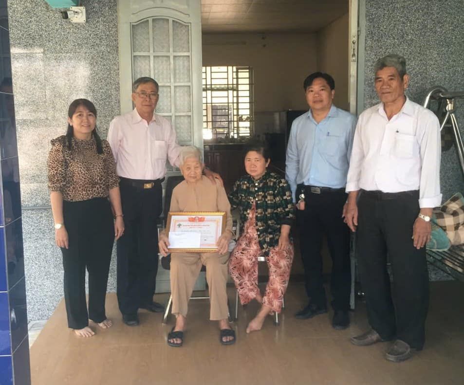 Có thể là hình ảnh về 6 người