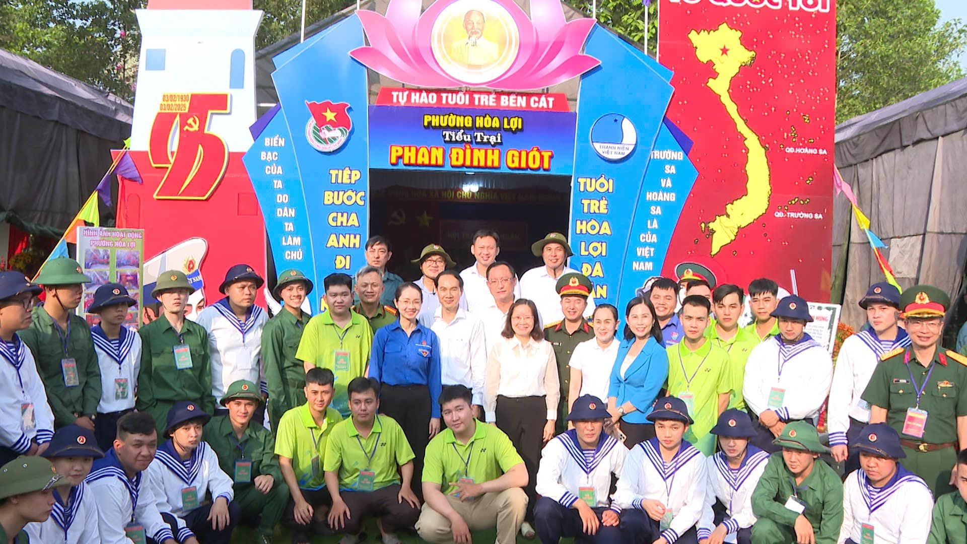 Có thể là hình ảnh về ‎4 người và ‎văn bản cho biết '‎TỰ HAO τυδι TRẺ BEN CAT HÒA LỢI Tiổu Trai PHAN ĐÌNH GIÓT 6 好包付健 BIẾN BAC CUA A DO DÂN 전장로 TRƯƠNG TIÊP BƯỢC CHA ANH DI LÀM CHU Фo VÀ HOÀNG τυσι TRẺ HOA LỢI ع.عء รพบน LA CỦA VIỆT NAM‎'‎‎