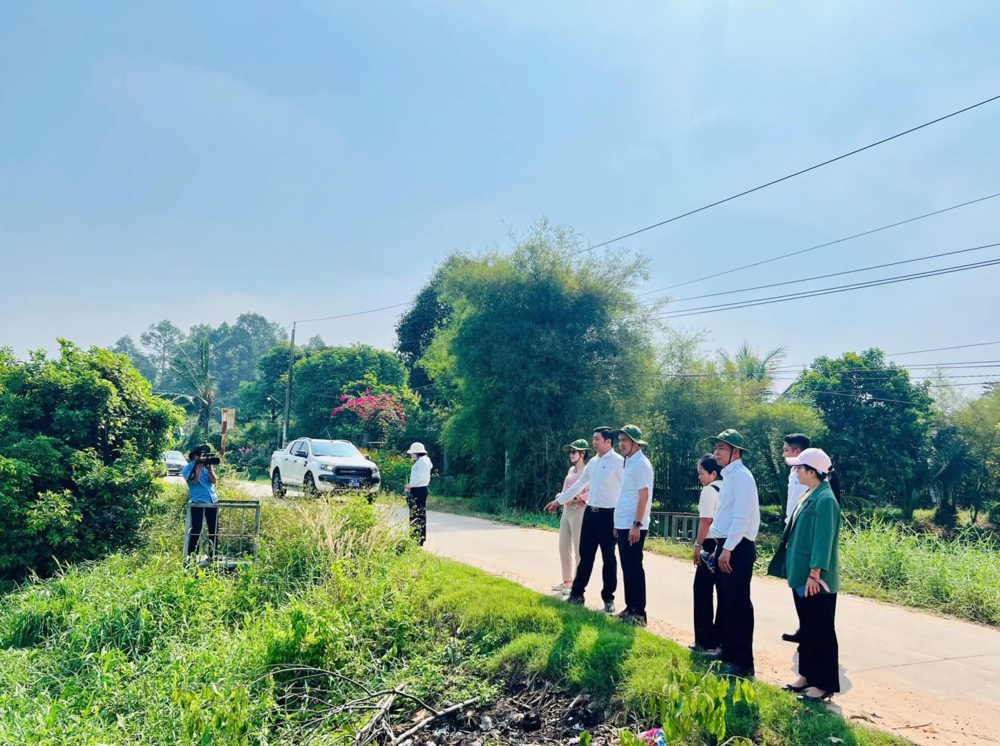 Có thể là hình ảnh về 6 người, cỏ và cây