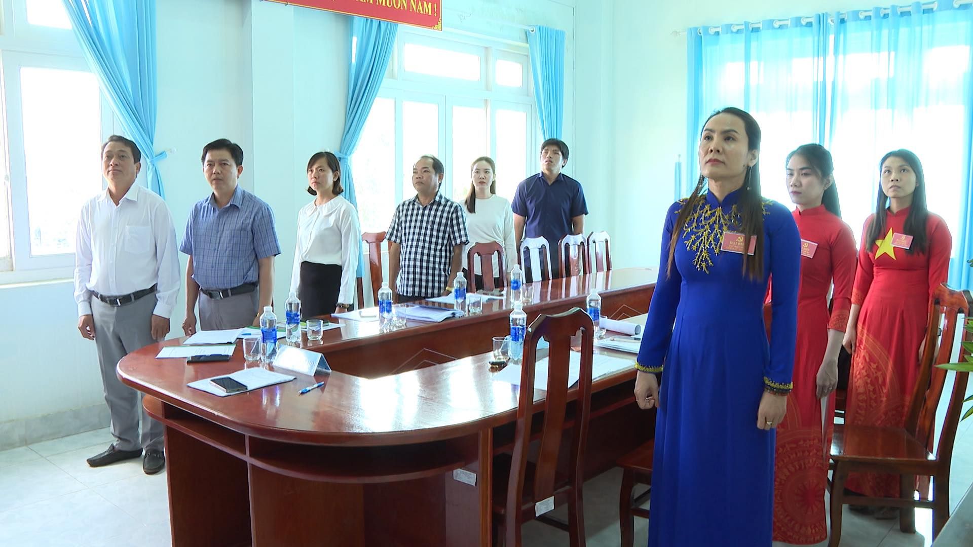 C&oacute; thể l&agrave; h&igrave;nh ảnh về 9 người