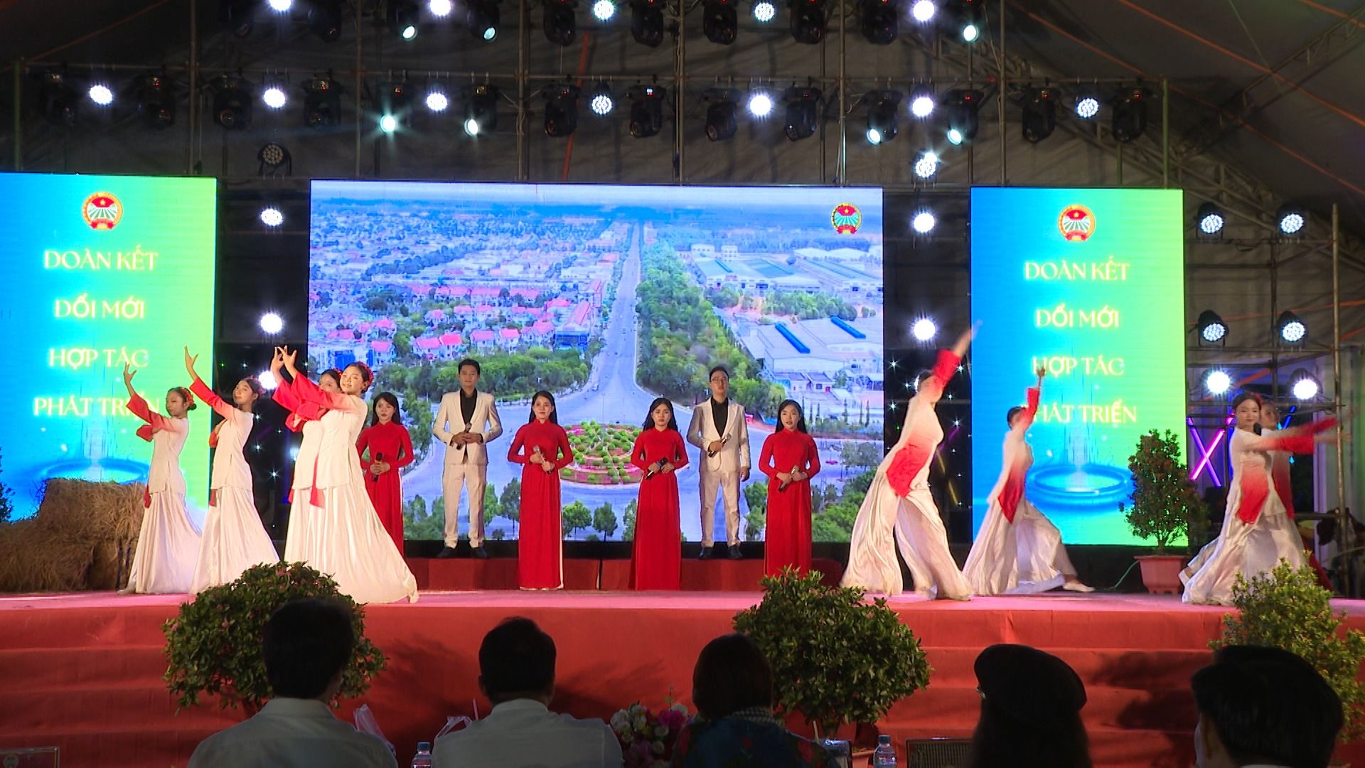 Có thể là hình ảnh về 14 người, cái bục, đám cưới và văn bản