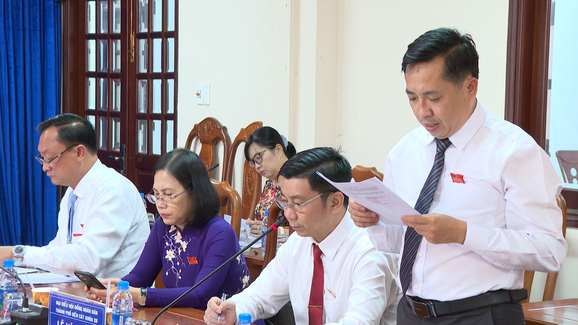 C&oacute; thể l&agrave; h&igrave;nh ảnh về 4 người v&agrave; văn bản