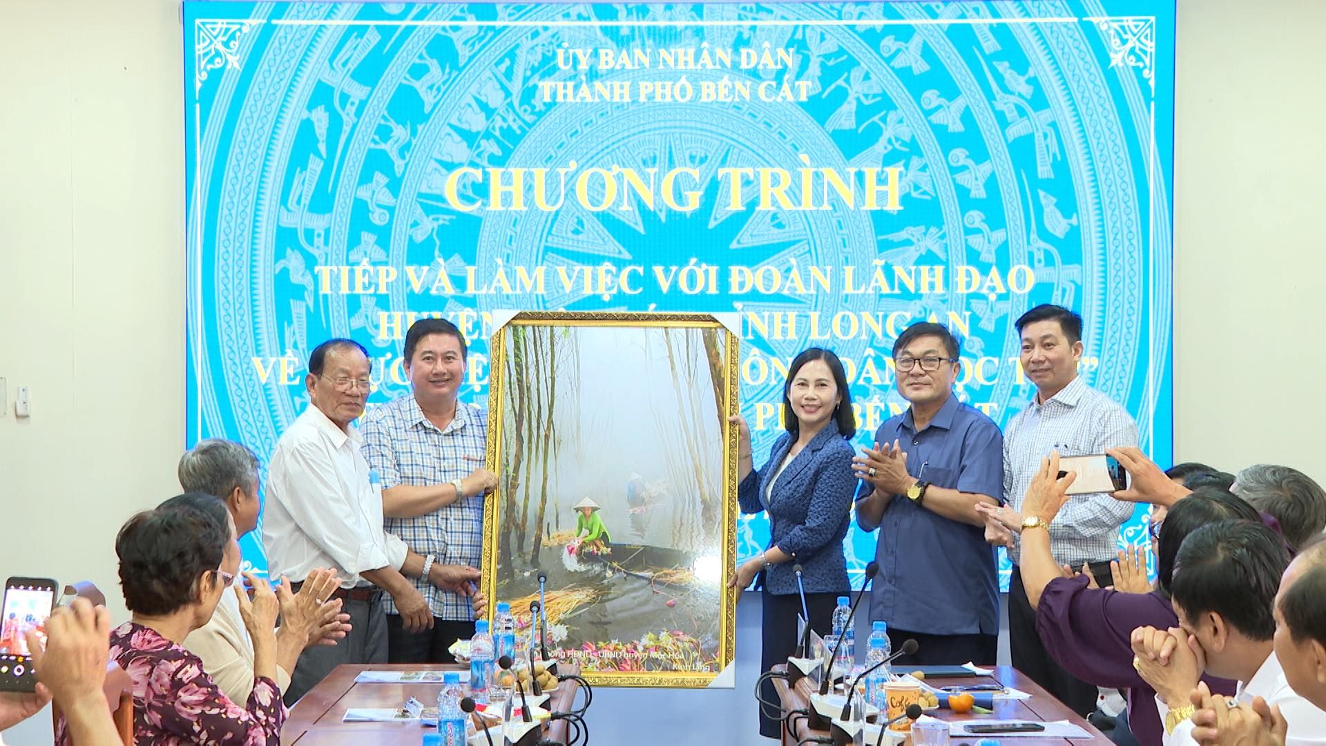 Có thể là hình ảnh về 7 người, sáo, cái bục và văn bản