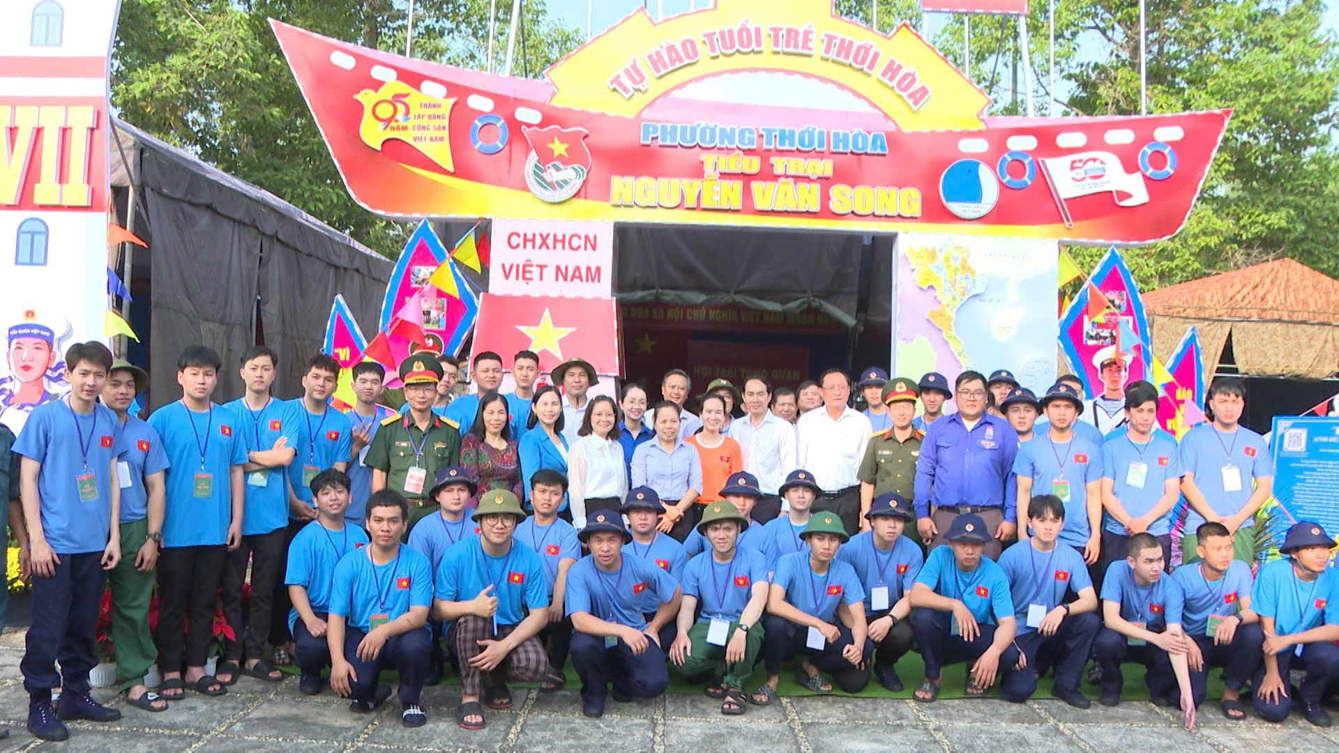 Có thể là hình ảnh về 3 người và văn bản