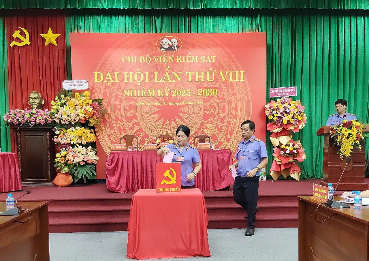 Có thể là hình ảnh về 3 người, đền thờ, cái bục và văn bản