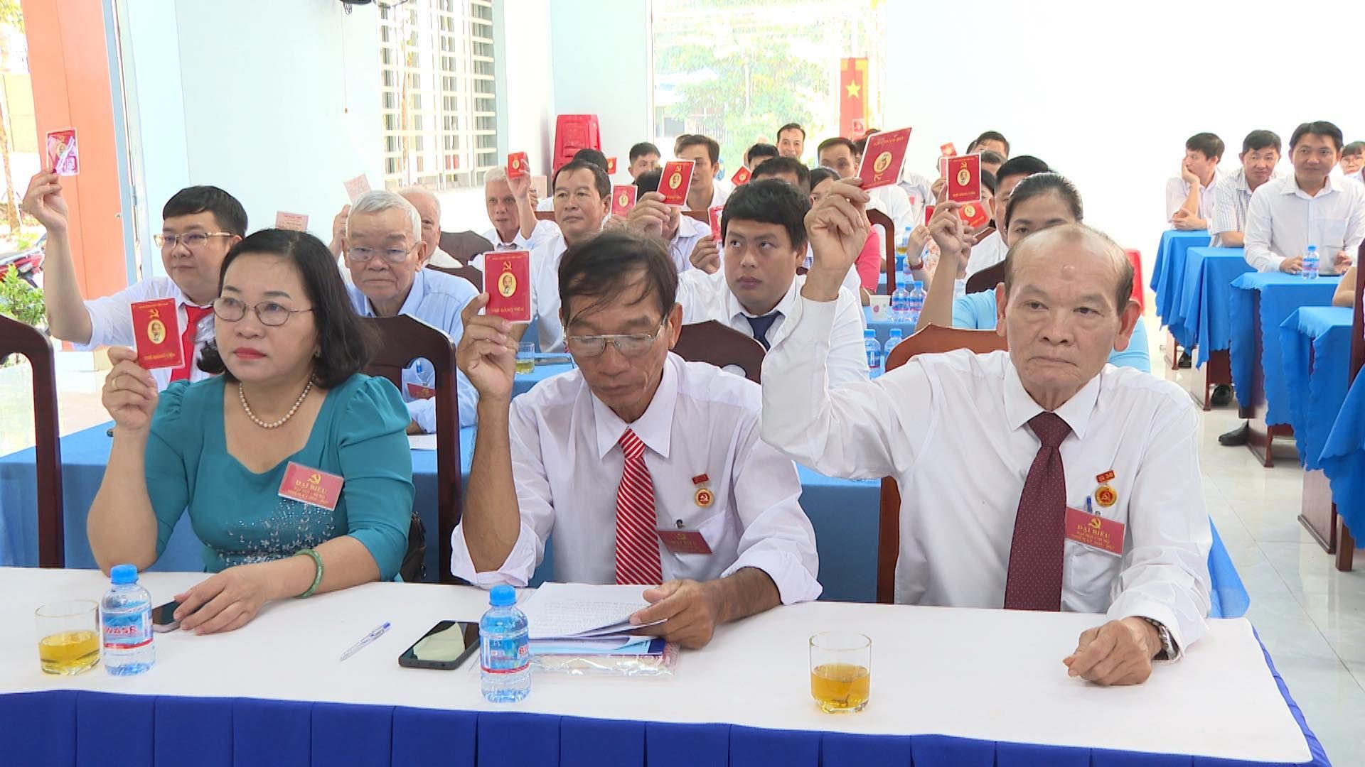 Có thể là hình ảnh về 7 người, bệnh viện và văn bản