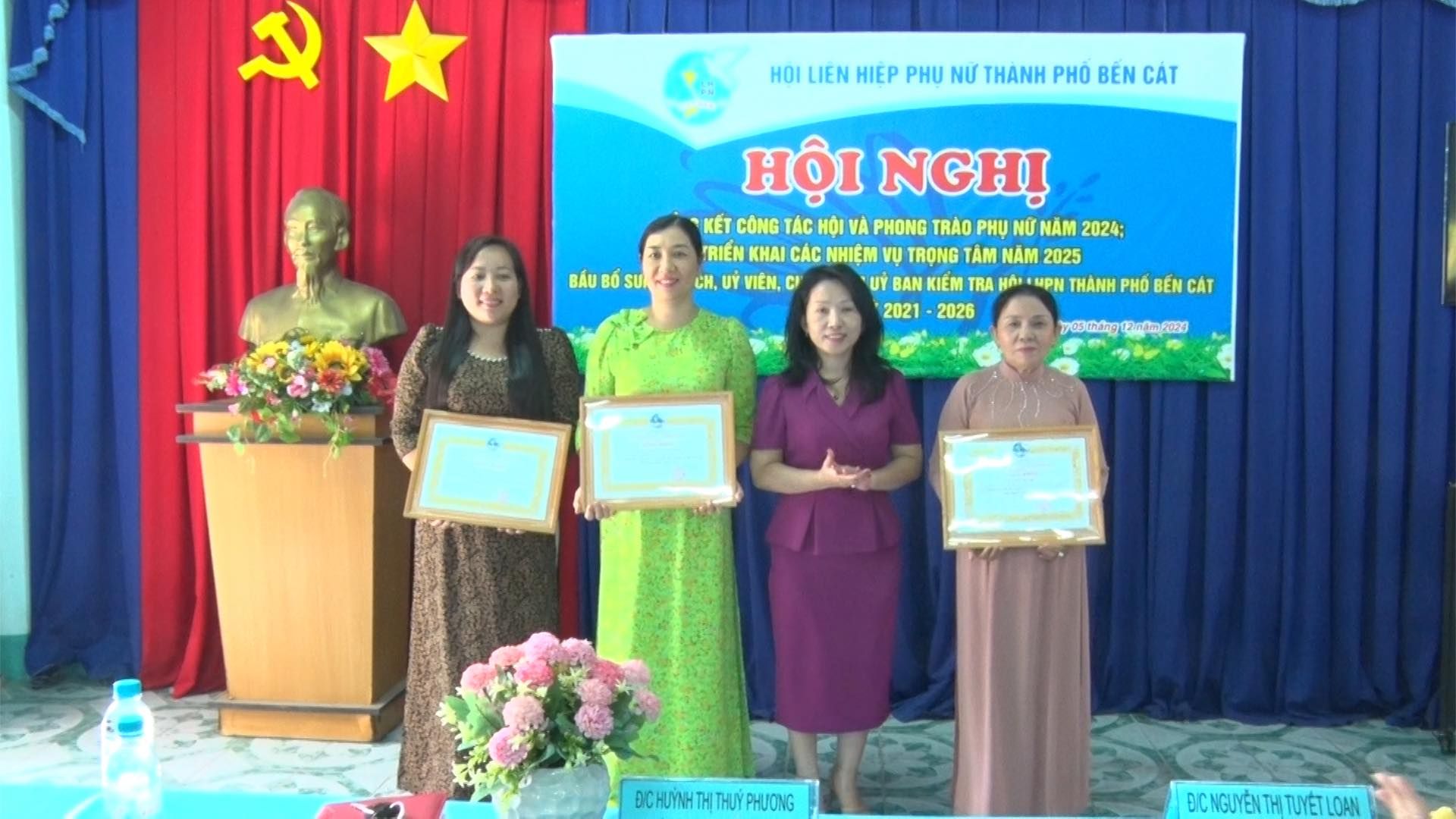 Có thể là hình ảnh về 4 người và văn bản