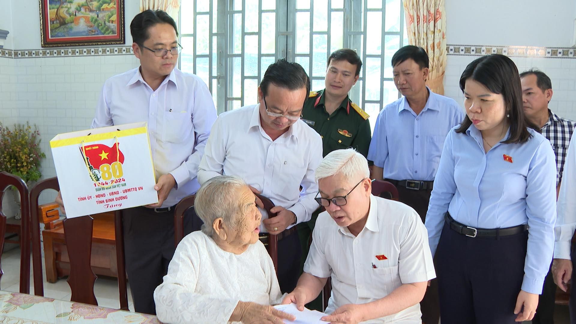 Có thể là hình ảnh về 7 người và văn bản