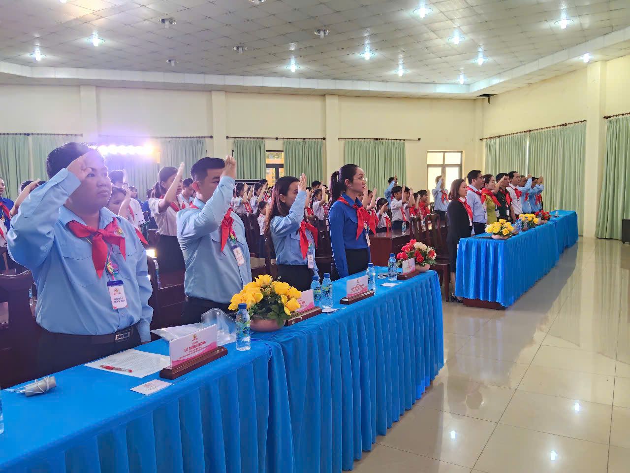 C&oacute; thể l&agrave; h&igrave;nh ảnh về 7 người v&agrave; c&aacute;i bục