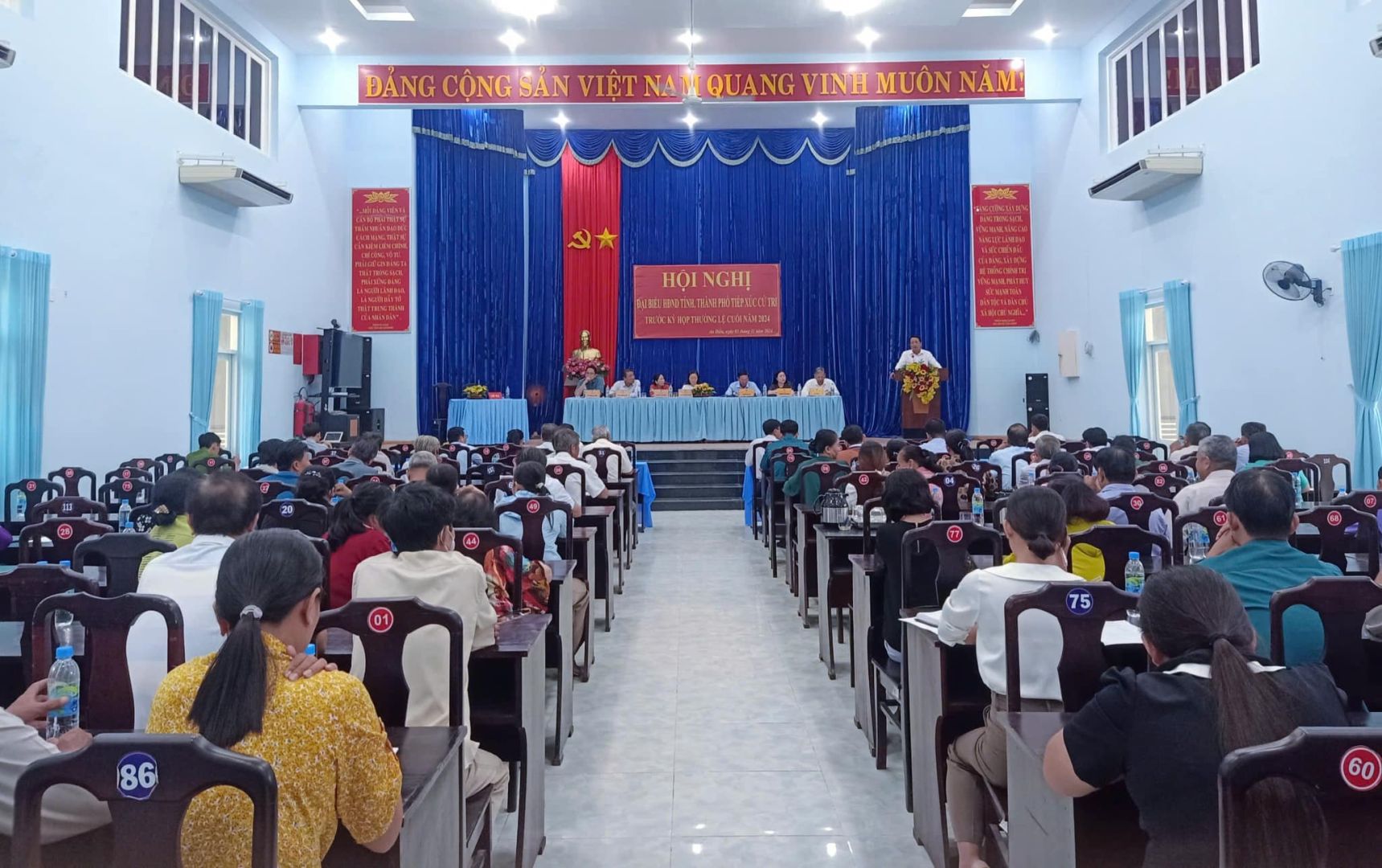 Có thể là hình ảnh về 2 người và cái bục