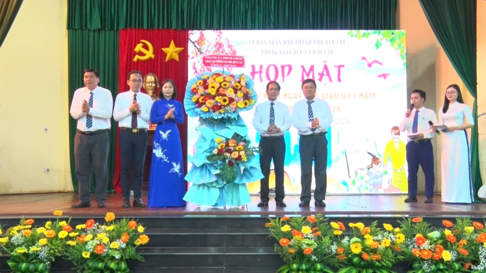 Có thể là hình ảnh về 8 người và văn bản