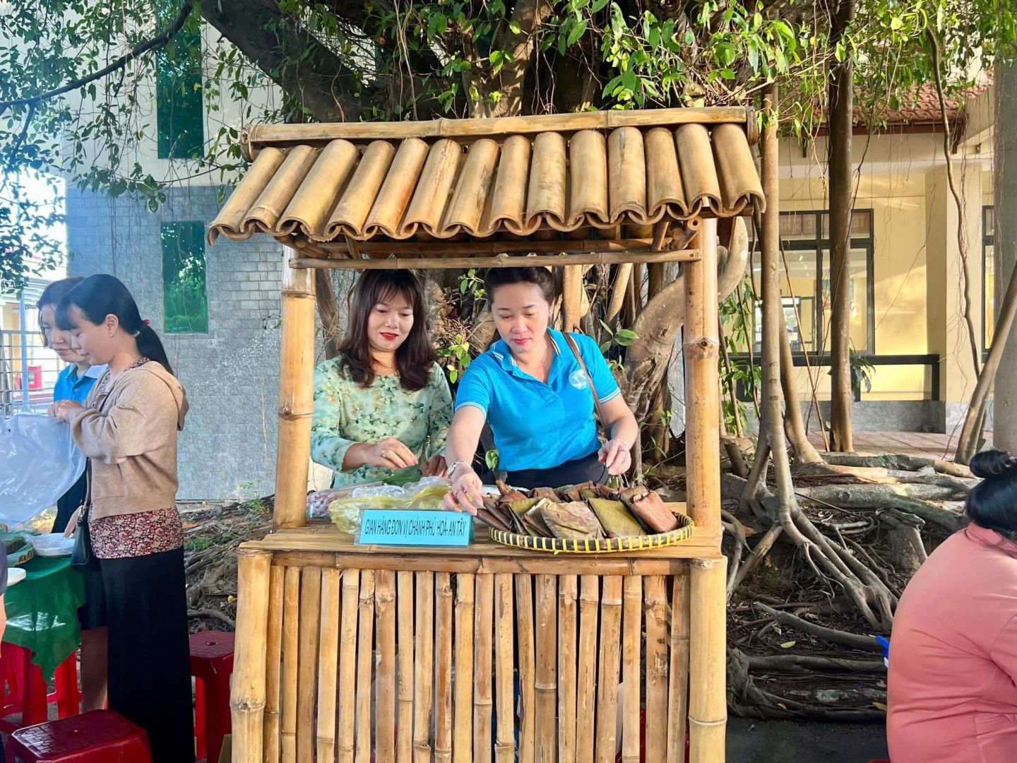 Có thể là hình ảnh về 4 người