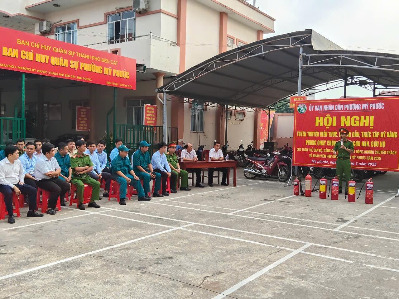 Có thể là hình ảnh về 13 người và văn bản cho biết 'BAN CHỈ HUY QUÂN BAN CHỈ HUY QUÂN SỰ THÀNH PHO PHƯỞNG MT PHƯỢC THÀNH รพุ PHƯƠNG GEN CẤT Y PRƯÚC ሞር ขม ZZN UT BAN NHÂN DÁN PHƯỞNG MỸ PHƯỚC HÔI NGHỊ TUTEN TRUYỀN THUC. GOẢN, THUC TAP PHONG CIAY CHUI CUU MAN, CUU 国展chaocseco. e CHUYÊN TRÁCH AM20 2025 กลิงท 2025 M7phodc, กู 3פי'