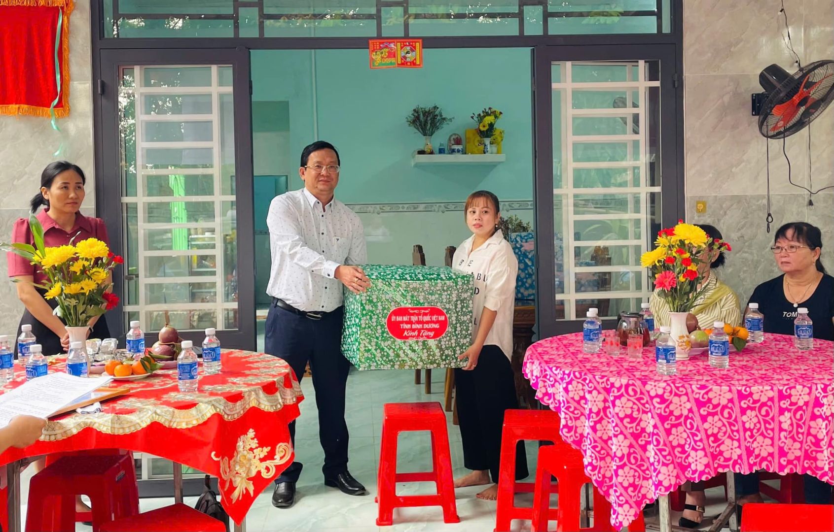 Có thể là hình ảnh về 5 người và văn bản