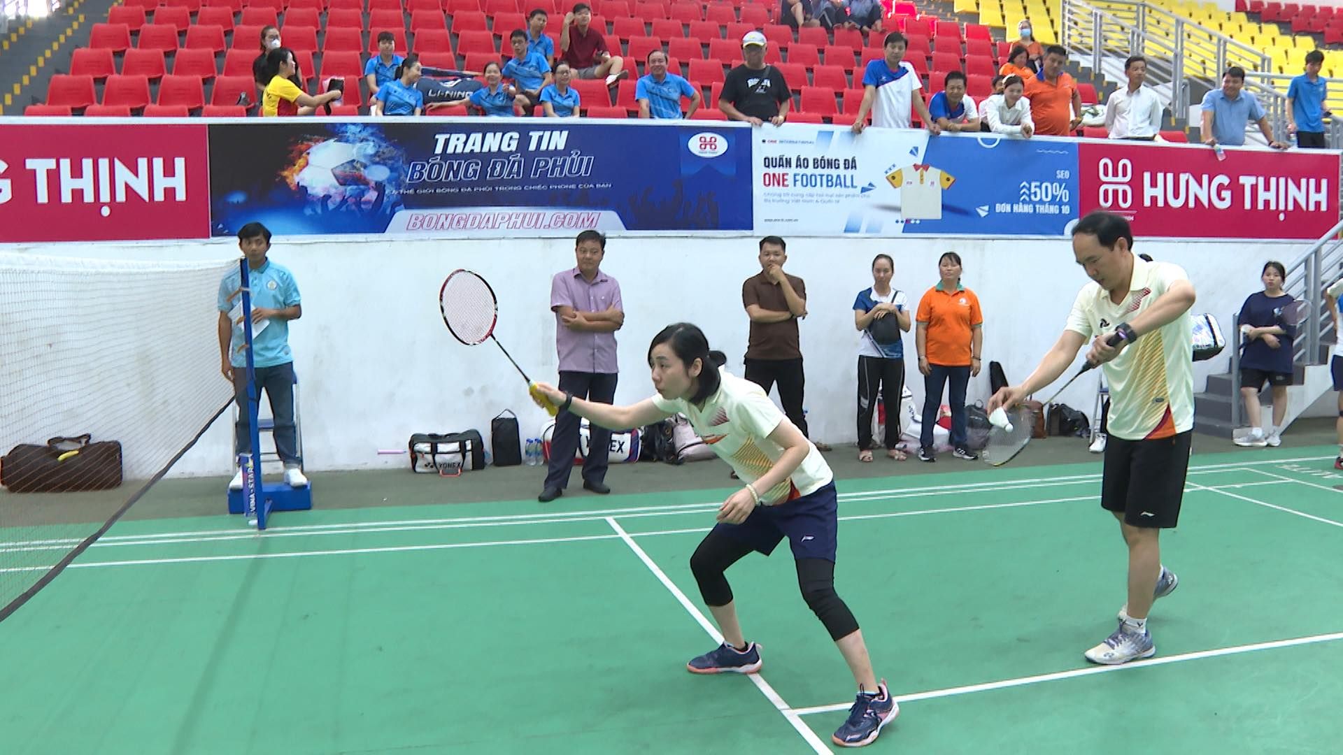Có thể là hình ảnh về 4 người và văn bản cho biết 'THỊNH TRANG TIN BÖNGDÃPHỮU BONG ĐA PHUI 98 อขลืม AOB ONEFOOTBALL BÔNG ONE FOOTBALL BUNGUAPHUI.GOMI 450% Jau1 成 350% 知 መ 00 HUNG THỊNH'