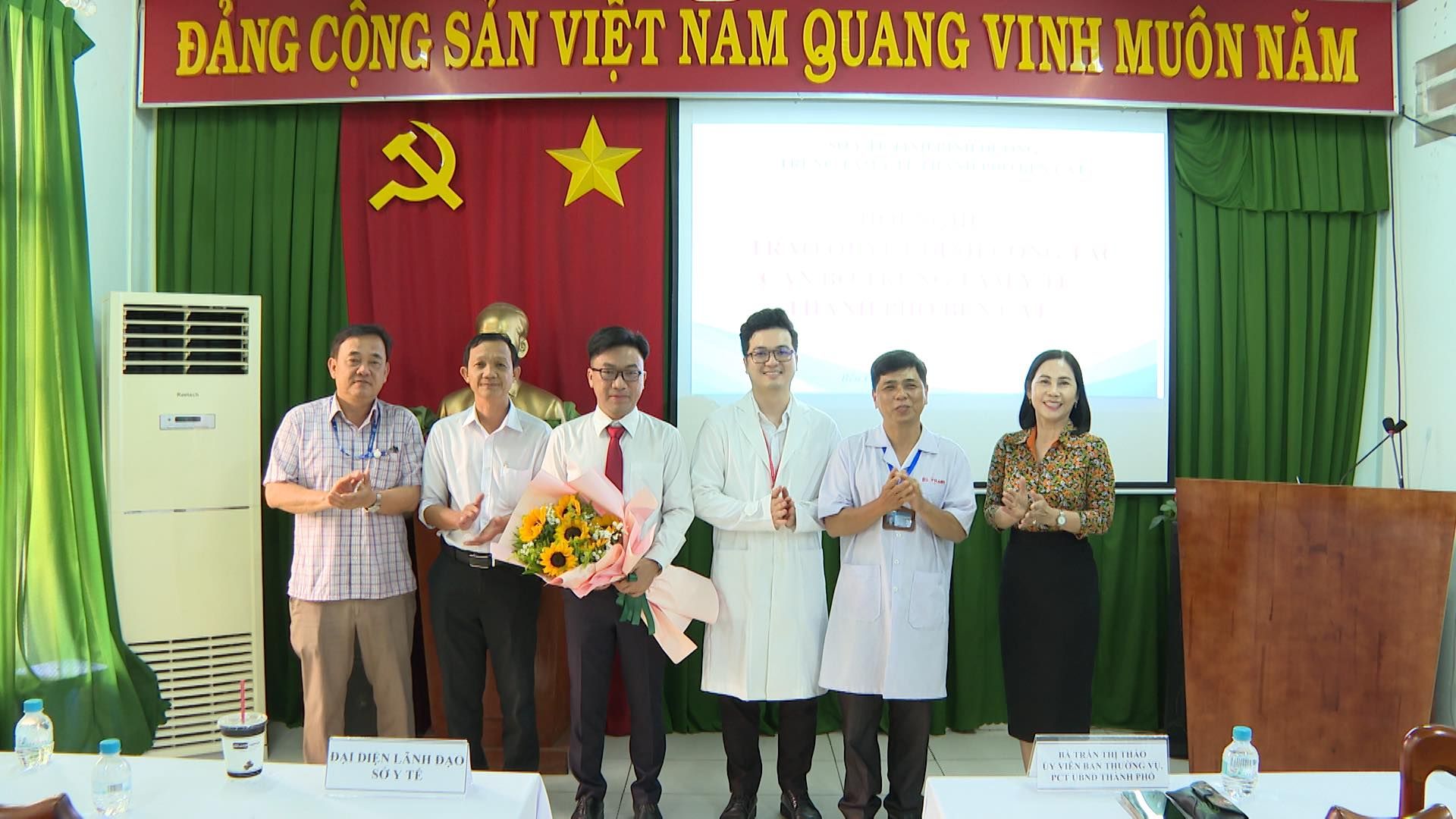Có thể là hình ảnh về 6 người, cái bục và văn bản cho biết 'ĐÁNG CỘNG SAN VIET NAM gUANG ν MUÔN NĂM ん DSI SEDIEA iNIIDAO DAO ነይን! MTESSDINLNUPRO PAC'