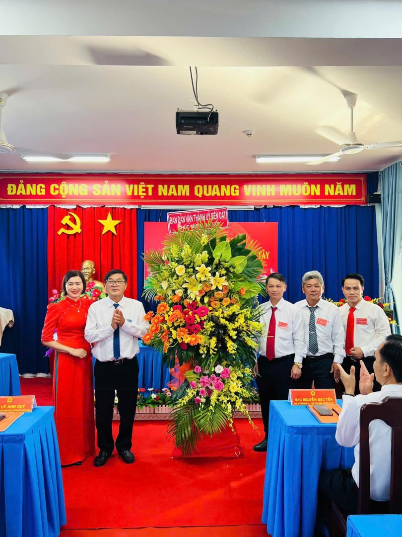 Có thể là hình ảnh về 6 người, cái bục và văn bản